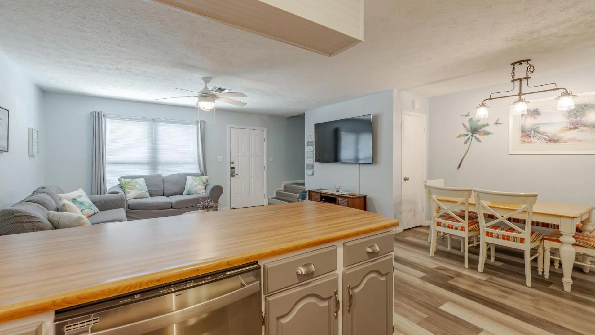Seas The Day, Pet Friendly Walk To Beach! Panama City Beach Holiday home
